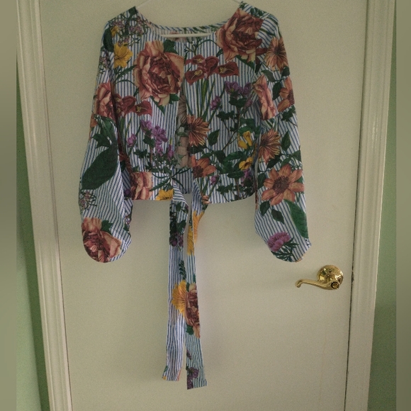 Jeuvre women's blue and white  floral striped crop blouse with open back - Picture 9 of 9